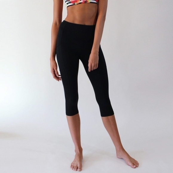 BAMBOO Mid Rise Solid Black Capris leggings One Size NWT - Picture 1 of 1